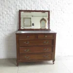 Lote: 25 - Lote: 25 - Cómoda y espejo