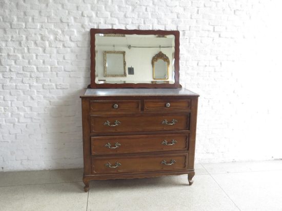 Lote: 25 - Lote: 25 - Cómoda y espejo