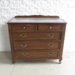 Lote: 25 - Lote: 25 - Cómoda y espejo