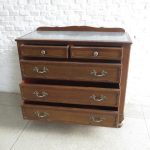 Lote: 25 - Lote: 25 - Cómoda y espejo