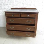 Lote: 25 - Lote: 25 - Cómoda y espejo