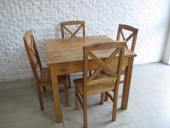 Lote: 58 - Lote: 58 - Mesa y sillas