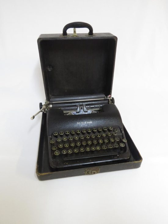 Lote: 117 - Lote: 117 - Maquina de escribir