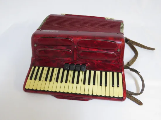 Lote: 58 - Lote: 58 - Acordeón a piano