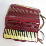 Lote: 58 - Lote: 58 - Acordeón a piano